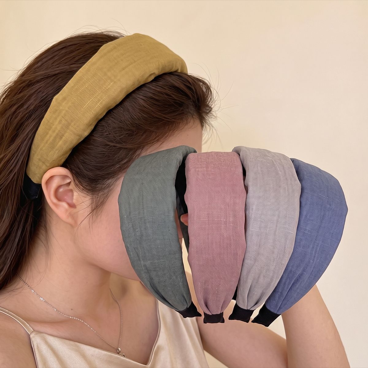 Home Textiles Store - ที่คาดผมผ้าลินินผสมคอตตอนเนื้อนุ่ม ขอบกว้าง สีโมรันดีเรียบง่ายและอ่อนโยน เหมาะสำหรับการเดินทาง ไม่ลื่นหลุด อุปกรณ์เสริมผม